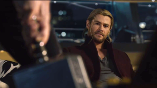 Członkowie Avengers próbują podnieść młot Thora; zwróćmy uwagę, że Mjolnir nieznacznie drgnął przy próbie Kapitana Ameryki ("Avengers: Czas Ultrona")