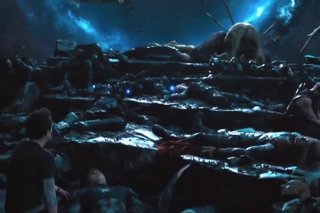 W swojej wizji Tony Stark widzi rozrzucone ciała bohaterów - ta scena może nawiązywać do tego, co zobaczymy w "Wojnie bez granic" (Avengers: Czas Ultrona")