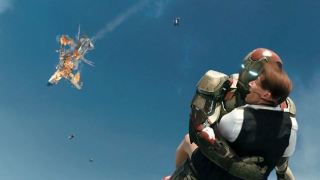 Jeden z najdziwniejszych momentów projektu - Iron Man ratuje pasażerów wypadających z Air Force One ("Iron Man 3")