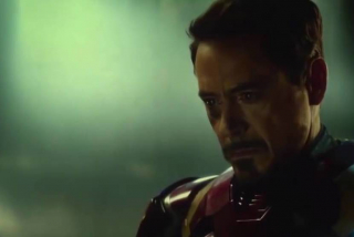 Poruszony Tony Stark ogląda jak Zimowy Żołnierz zabija jego rodziców - ta scena ma ogromny wpływ na relacje między herosami ("Kapitan Ameryka: Wojna bohaterów")