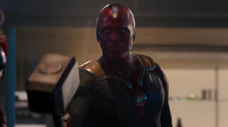 Vision podnosi Mjolnir - bezcenny w tym momencie jest wyraz twarzy Thora ("Avengers: Czas Ultrona")