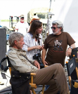 Popkulturowe koszulki na odpowiednią okazję - George Lucas w koszulce z napisem "Han shot first"
