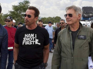 Popkulturowe koszulki na odpowiednią okazję - Arnold Schwarzenegger w koszulce Han Shot First