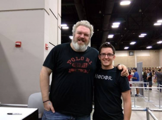 Popkulturowe koszulki na odpowiednią okazję - fan w koszulce z napisem Hodor