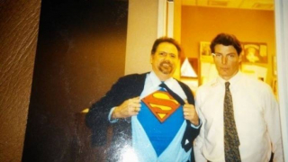 Popkulturowe koszulki na odpowiednią okazję - Christopher Reeve z fanem w koszulce Supermana