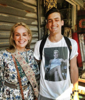 Popkulturowe koszulki na odpowiednią okazję - fan Sharon Stone ze sceną z Nagiego instynktu