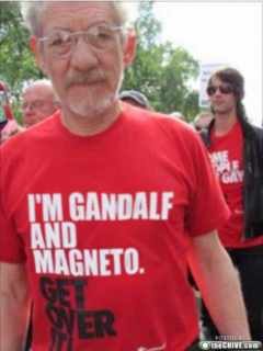 Popkulturowe koszulki na odpowiednią okazję - Ian McKellen: "Jestem Gandalf i Magneto. Pogódź się z tym"