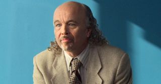 Clint Howard - brat reżysera Rona Howarda pojawia się scenie jako nadzorca walk robotów