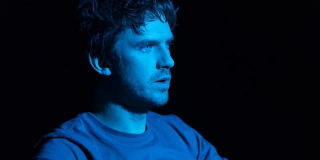 W szkole Essex jednego z bohaterów portretuje Luke Roessler - ten sam aktor, który w serialu "Legion" wcielił się w rolę młodszej wersji głównego bohatera, Davida Hallera