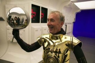 Anthony Daniels nadal jest jedynym człowiekiem, który zagrał we wszystkich Star Wars. Tutaj nie wcielił się w C-3PO, ale w niewolnika, który krzyczy "Sagwa, tędy!" w scenie ucieczki z Kessell