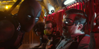 Gdy rozpoczyna się sekwencja lotu na spadochronach Deadpool mówi: "Laird, hit it!", dając sygnał do włączenia muzyki - Laird to imię jednego z członków ekipy odpowiedzialnej za kostiumy w produkcji
