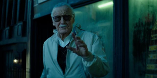 Stan Lee nie pojawia się w filmie we własnej osobie, ale graffiti przedstawiające jego podobiznę widać na jednym z budynków