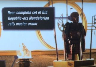 Według Art of Han Solo jest to mandaloriańska zbroja z czasów Starej Republiki. Zauważmy jednak, że jest ona czerwona, ale gdy podczas Wojen Klonów Darth Maul starał się przejąć władzę nad planetą Mandalore, jego żołnierze nosili właśnie takie czerwone zbroje. Nie ma na razie potwierdzenie, czy to tylko pamiątka,, czy Dryden Vos jest lojalnym jego żołnierzem od tamtych czasów