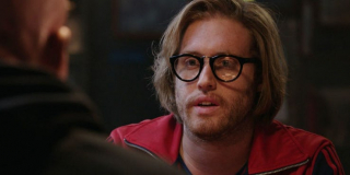 Gdy Cable testuje broń w pokoju, w telewizji pojawia się napis: "Christopher Plummer odrzucił rolę w Deadpoolu 2" - to nawiązanie do oskarżonego o molestowanie T.J. Millera; przypomnijjmy, że również oskarżonego o molestowanie Kevina Spaceya w filmie "Wszystkie pieniądze świata" zastąpił właśnie Plummer