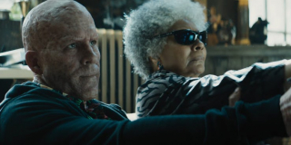 Gdy Deadpool sięga po kokainę znajdującą się w podłodze w domu ślepej Al, tuż obok możemy dostrzec lek na ślepotę