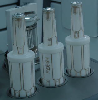 Retsa - odkryto w jednej scenie stojące w tle butelki alkoholu i przetłumaczono jego nazwę z języka Aurebesh. Okazuje się, że trunek, którym Lando raczył się w starych książkach