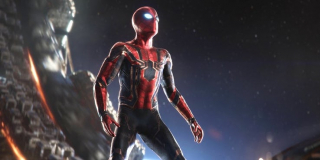 Spider-Man w rzeczywistości pochodzi z przyszłości; gdy Stark pyta go, skąd się tu wziął, niektórzy fani zamiast "field trip to MoMA" słyszą zdanie: "I'm from the future"