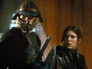 Tobias Beckett w scenie na Kessel miał dokładnie ten sam hełm, co Lando w "Powrocie Jedi" w pałacu Jabby