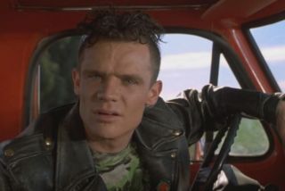 Needles - Solo mówił o swoim przyjacielu Needlesie, który lubił się ścigać i tak też zginął. Wszystko wskazuje na to, że jest to odwołanie do Needlesa z "Powrotu do przyszłości", który miał podobne cechy