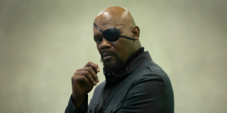 Nick Fury jest częścią planu Doktora Strange'a - w swoich wizjach mógł on zajrzeć także w przeszłość i dowiedzieć się, że Fury zna Kapitan Marvel