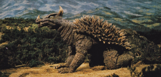 Anguirus (kilka filmów, w tym "Godzilla kontra Mechagodzilla") - drugi po Godzilli potwór stworzony przez Toho; ogromny ankylozaur, który zaczynał jako przeciwnik Godzilli, by potem stać się jego wiernym sojusznikiem; ma cały katalog mocy, choć korzysta głównie z kolców na swoim ciele; dla Godzilli jest tym, kim Robin jest dla Batmana
