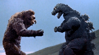 King Kong ("King Kong kontra Godzilla") - przewieziony do Japonii wymyka się spod kontroli; jego walka z Królem Potworów kończy się remisem, choć każdy z widzów znajdzie w niej własnego zwycięzcę