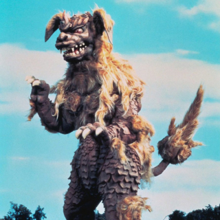 King Ceasar ("Godzilla kontra Mechagodzilla", "Godzilla: Ostatnia wojna") - okinawskie bóstwo; niezwykle szybki i silny (potrafi kopnąć Anguirusem jak piłką), strzela belekami energii z oczu; w filmach zarówno walczył po stronie Godzilli, jak i był jego przeciwnikiem