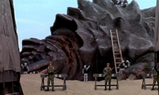 Kamoebas ("Godzilla: Tokio S.O.S", 2003) - ogromny żółw pokryty kolcami; jego umiejętności są nieznane, gdyż zobaczyliśmy tylko jego... zwłoki