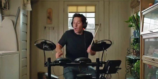 Scott Lang w wielkim przerażeniu będzie uciekał przez miasto bez stroju Ant-Mana - spekuluje się, że ta sekwencja może mieć związek ze spotkaniem przez niego starszej wersji swojej córki Cassie