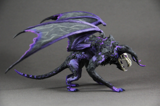 Rzeźby przedstawiające stworzenia z gry World of Warcraft