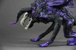 Rzeźby przedstawiające stworzenia z gry World of Warcraft