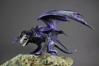 Rzeźby przedstawiające stworzenia z gry World of Warcraft