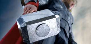 Mjolnir - młot Thora; gdy rozbił się o naszą planetę, od razu stworzył krater; łącząc się z mocą właściciela pozwala przyzywać pioruny i latać