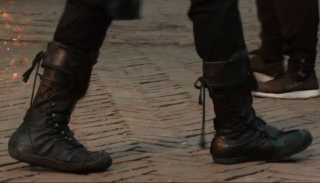 Vaulting Boots of Valtorr - buty, które w filmie "Doktor Strange" wykorzystywał Karl Mordo; pozwalają na pokonywanie ogromnych odległości w ramach dużych skoków