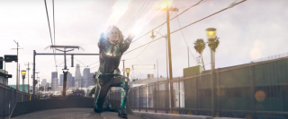 To ujęcie potwierdza zapowiedzi twórców, że w filmie zobaczymy wiele scen z pościgami i walkami na ulicy; warto zwrócić uwagę, że choć Danvers pokazuje tu swoje moce, najprawdopodobniej nie są one jeszcze w pełni rozwinięte - być może skonfudowana po powrocie na Ziemię Carol zaczyna się po prostu wymykać spod kontroli, a jej działania powstrzyma ostatecznie Nick Fury