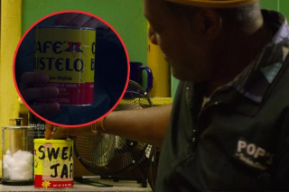 W 3. odcinku Ward wkłada pieniądze do pojemnika po kawie Cafe Bustelo - taki sam używał w serialu "Luke Cage" Pops do kasowania osób za ich przekleństwa
