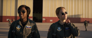 Kolejne sekwencje ukazują nam trening Danvers w Siłach Powietrznych USA; obok niej pojawia się Maria Rambeau, która może okazać się kluczowa dla odzyskania przez główną bohaterkę pamięci; warto zwrócić uwagę, że część zdjęć powstawała w Nowym Orleanie - ważnym dla Rambeau miejscu z komiksów