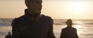 Zwiastun pokazuje nam prawdziwy wygląd Skrulli; wiemy, że dowodzący ich inwazją na Ziemię Talos jest przełożonym Nicka Fury'ego w S.H.I.E.L.D.; nie możemy wykluczyć, że statki kosmicznej rasy są ukryte na orbicie Ziemi - jeden z nich miałby ujawnić swoją obecność, drugi strącić statek, którym na Ziemię dotarła Danvers - dowódcy pojazdu wzięli go przecież za należący do Kree