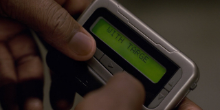 W tym ujęciu widzimy pager Nicka Fury'ego - ten sam, choć zmodyfikowany, zobaczyliśmy w scenie po napisach filmu "Avengers: Wojna bez granic"; nie jest na razie jasne, jak Fury wszedł w jego posiadanie i dlaczego nie wykorzystywał go choćby w trakcie inwazji Chitauri na Ziemię