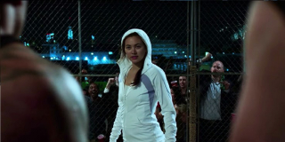 2. sezon mówi nam więcej o przodkach Colleen Wing - wiemy już, że dziadek uczył ją sztuk walki i kodeksu Bushido, natomiast grzebień z kości słoniowej miał być powiązany z jej rodową spuścizną; wszystko wskazuje na to, że Wing jest potomkinią kobiety, która nosiła tytuł Iron Fista, Wu Ao-Shi