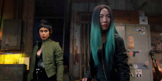 Rytuł, w którym przekazana zostaje moc Iron Fista, prowadzą Siostry Żurawicy - w komiksach są one córkami Matki Żurawicy, władczyni jednej z Siedmiu Stolic Nieba (to zaginione miasta, podobnie jak K'un-Lun, w dodatku posiadające swoich obrońców); Matka Żurawicy zawiązała swego czasu sojusz z Davosem