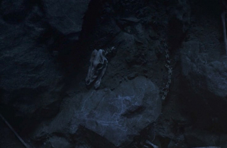 W 2. sezonie pada wiele nawiązań do serca smoka - chodzi tu oczywiście o Shou-Lao, nieśmiertelnego smoka, który strzegł K'un-Lun; gdy w wyniku nieporozumienia poniósł śmierć, jego serce zostało złożone w specjalnym relikwiarzu - to dało początek tradycji Iron Fistów