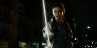 Colleen Wing staje się nowym Iron Fistem - z finałowej sekwencji dowiadujemy się, że potrafi ona korzystać z mocy smoka Shou-Lao w taki sposób, by przelewać na swoją katanę energię chi