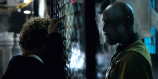 W scenach retrospekcji z K'un-Lun pojawia się ojciec Davosa, Lei-Kung; w komiksach był znany także jako Gromowładny - cechowała go przede wszystkim nieśmiertelność; strzegł on związanej z tytułem Iron Fista tradycji, jak również ostatecznie adopotował Danny'ego Randa