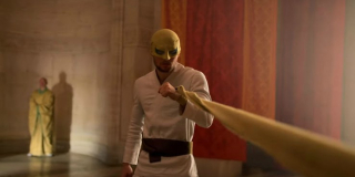 Trudno stwierdzić, do którego Iron Fista należały zwłoki, w jakich posiadanie wszedł Davos - w sieci pojawiają się dwa główne typy: Quan Yaozu, pierwszy Iron Fist, lub Kwai Jun-Fan, działający w USA pod koniec XIX. wieku