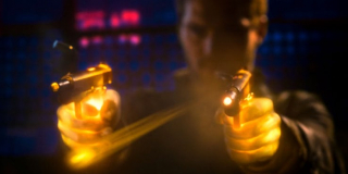 W zakończeniu widzimy, że Danny odzyskał moce Żelaznej Pięści - w dodatku potrafi je wykorzystać przy sterowaniu bronią i wystrzeliwanymi z niej kulami; co ciekawe, w komiksach to samo potrafił Orson Randall