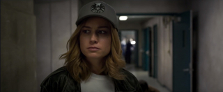 W tym ujęciu Danvers wchodzi zapewne do należącego do S.H.I.E.L.D. obiektu, a materiał sugeruje, że sprowadził ją tu Nick Fury; zwróćmy też uwagę na skaner odcisków palców - już na początku lat 90. S.H.I.E.L.D. o kilka lat wyprzedzało więc technologię swoich czasów