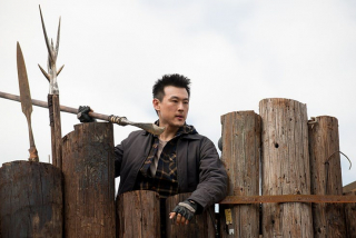 Z serialu dowiadujemy się, że Colleen Wing współpracowała wcześniej z Samem Chungiem - komiksowy Sam Chung to także heros znany jako Blindspot, mistrz sztuk walki i akrobata, który wykorzystuje specjalny płaszcz, by jako niewidzialny walczyć ze złoczyńcami