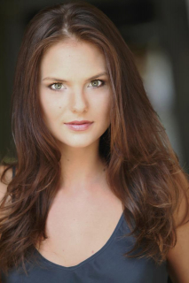 Cassandra Jean Amell - zdjęcie