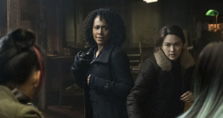 W serialu Misty Knight korzysta z bionicznego ramienia podarowanego jej przez Rand Enterprises - w komiksach dostarczyła je jednak firma Stark Industries